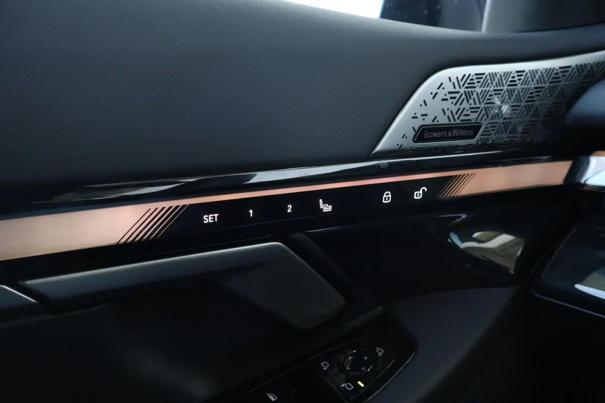 550e xDrive | SoH 100% | Sport Pakket Pro | Panorama Dak | Comfort Stoelen | Driving Assistant Professional | Bowers & Wilkins | Parking Assistant Plus | Trekhaak |