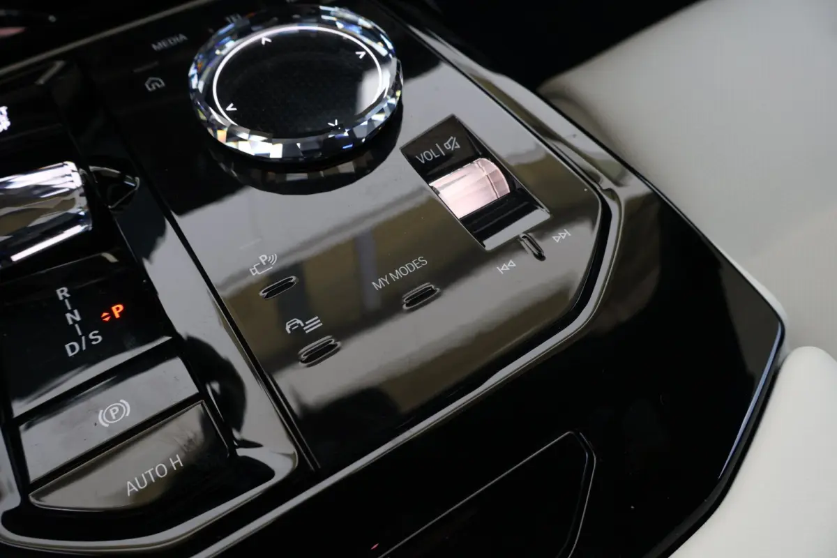 550e xDrive | SoH 100% | Sport Pakket Pro | Panorama Dak | Comfort Stoelen | Driving Assistant Professional | Bowers & Wilkins | Parking Assistant Plus | Trekhaak |
