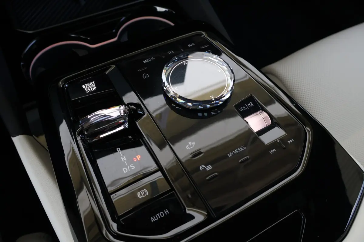 550e xDrive | SoH 100% | Sport Pakket Pro | Panorama Dak | Comfort Stoelen | Driving Assistant Professional | Bowers & Wilkins | Parking Assistant Plus | Trekhaak |