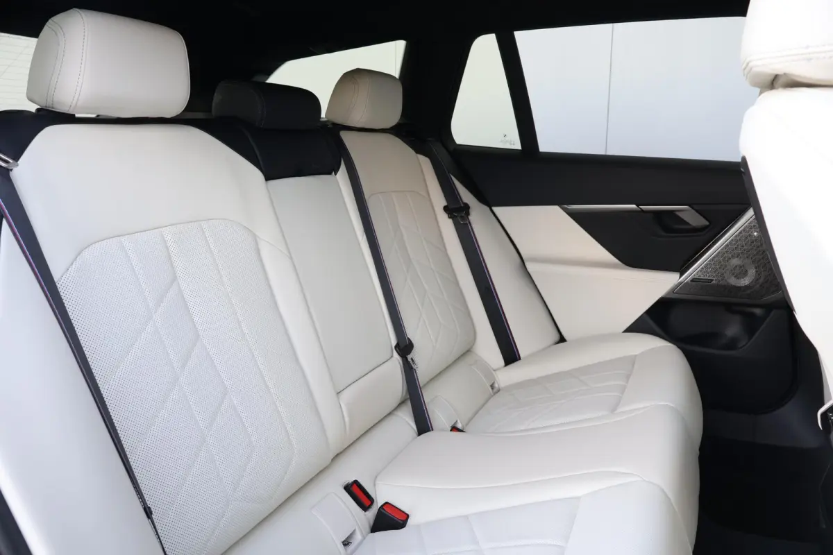 550e xDrive | SoH 100% | Sport Pakket Pro | Panorama Dak | Comfort Stoelen | Driving Assistant Professional | Bowers & Wilkins | Parking Assistant Plus | Trekhaak |