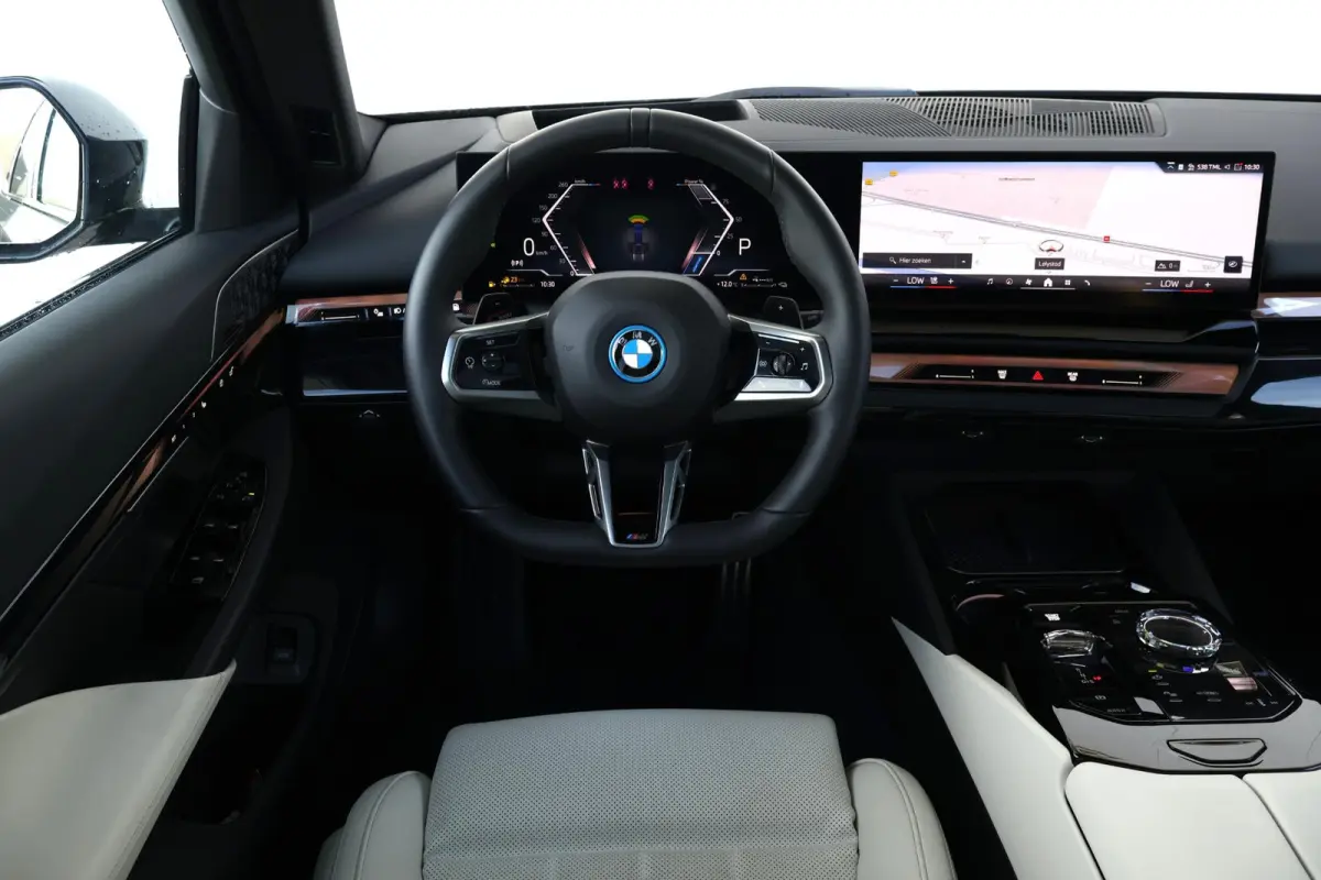 550e xDrive | SoH 100% | Sport Pakket Pro | Panorama Dak | Comfort Stoelen | Driving Assistant Professional | Bowers & Wilkins | Parking Assistant Plus | Trekhaak |