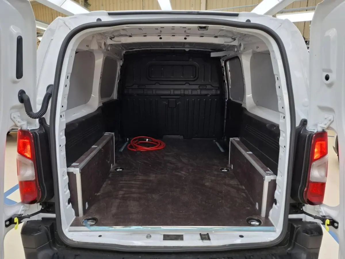 136 L2 50 kWh | Fase 3 laden | Navi by app | Apple carplay | Bluetooth | LED koplampen | NL auto | 5.000km |