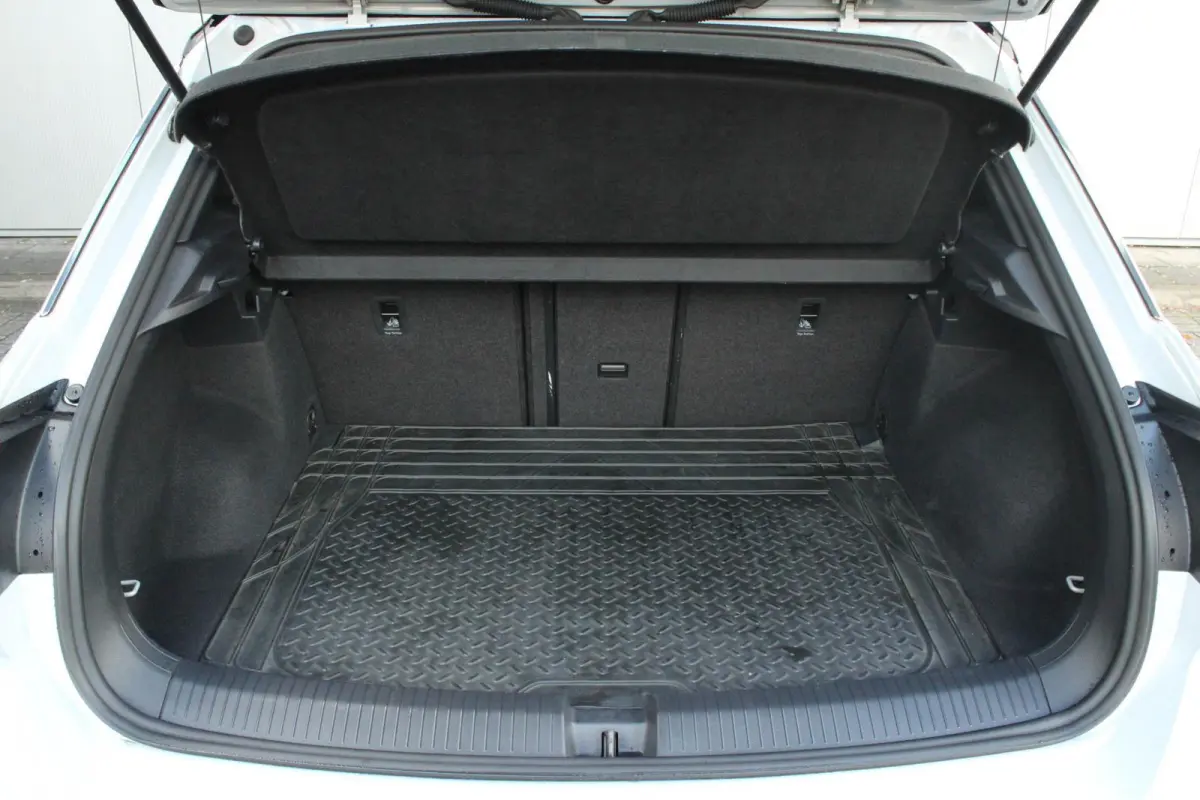 1.5 TSI 150pk DSG Sport Business R | Navigatie | Trekhaak | Stoelverwarming