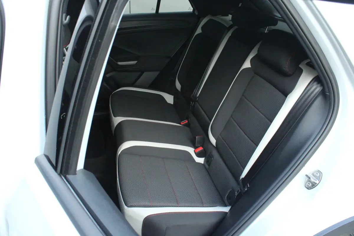 1.5 TSI 150pk DSG Sport Business R | Navigatie | Trekhaak | Stoelverwarming