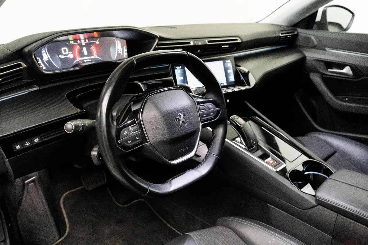 1.6 PureTech Blue Lease Allure Avantage Airco | Camera | Cruise Adaptief | DAB | Keyless | LMV 17" | LED | PDC V&A | Navi | Trekhaak