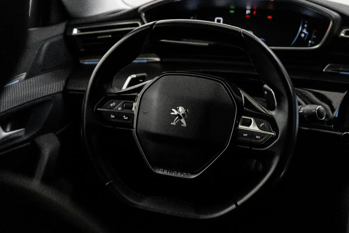 1.6 PureTech Blue Lease Allure Avantage Airco | Camera | Cruise Adaptief | DAB | Keyless | LMV 17" | LED | PDC V&A | Navi | Trekhaak