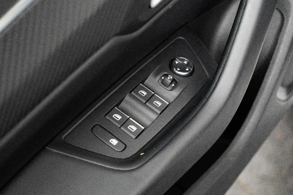 1.6 PureTech Blue Lease Allure Avantage Airco | Camera | Cruise Adaptief | DAB | Keyless | LMV 17" | LED | PDC V&A | Navi | Trekhaak