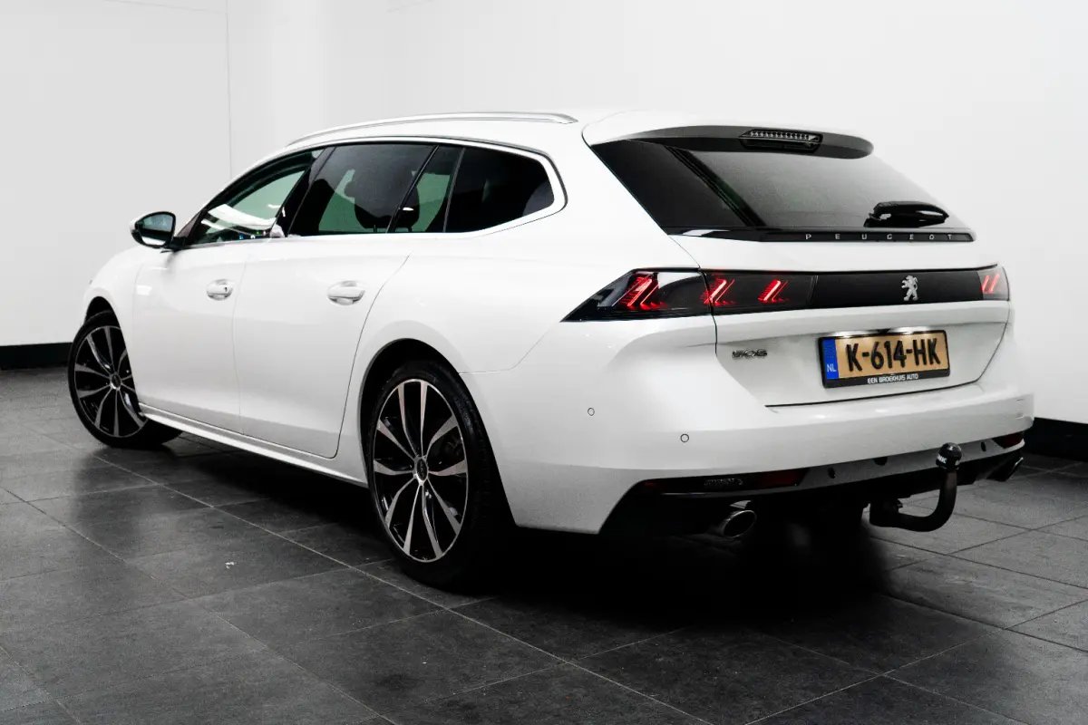1.6 PureTech Blue Lease Allure Avantage Airco | Camera | Cruise Adaptief | DAB | Keyless | LMV 17" | LED | PDC V&A | Navi | Trekhaak