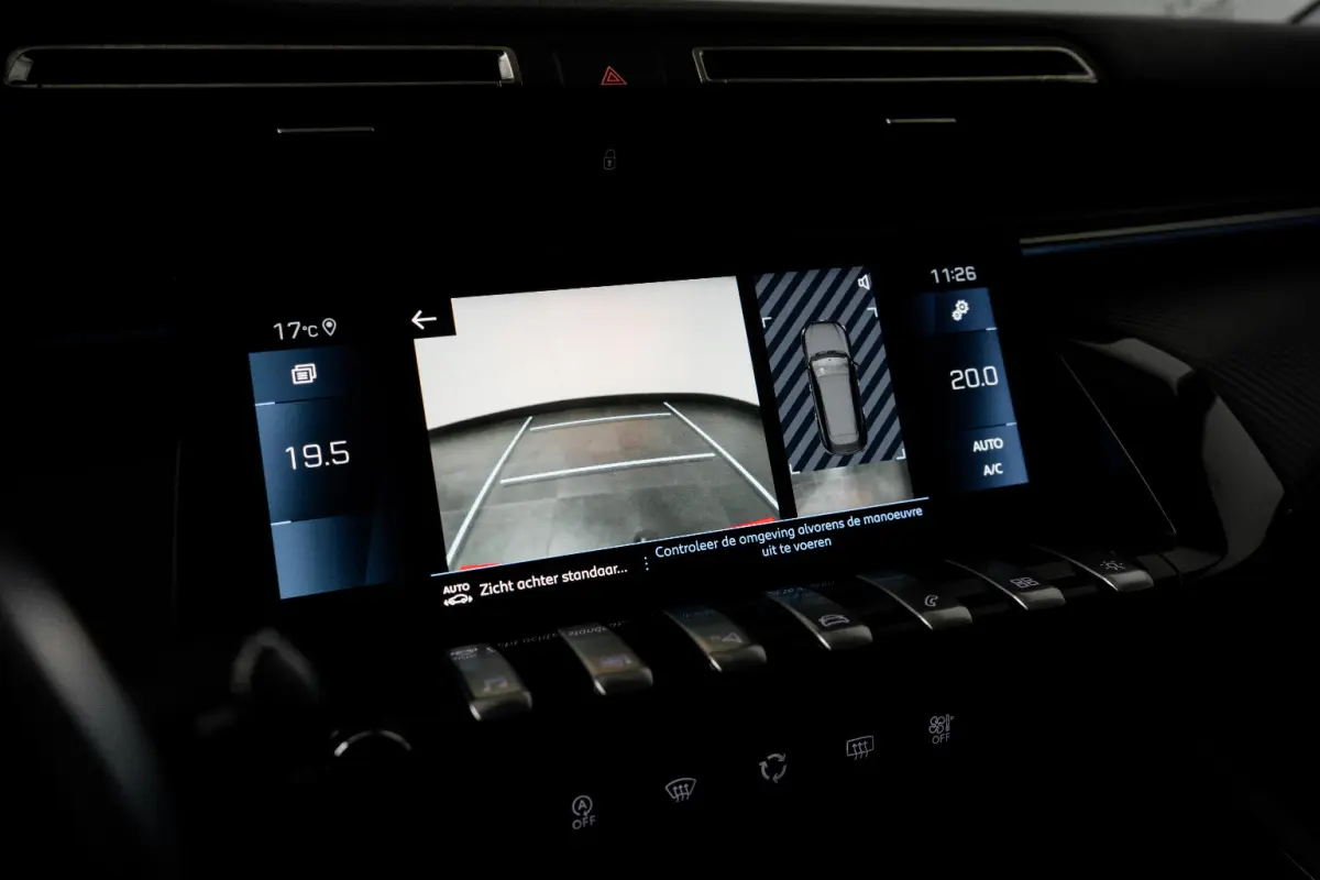1.6 PureTech Blue Lease Allure Avantage Airco | Camera | Cruise Adaptief | DAB | Keyless | LMV 17" | LED | PDC V&A | Navi | Trekhaak