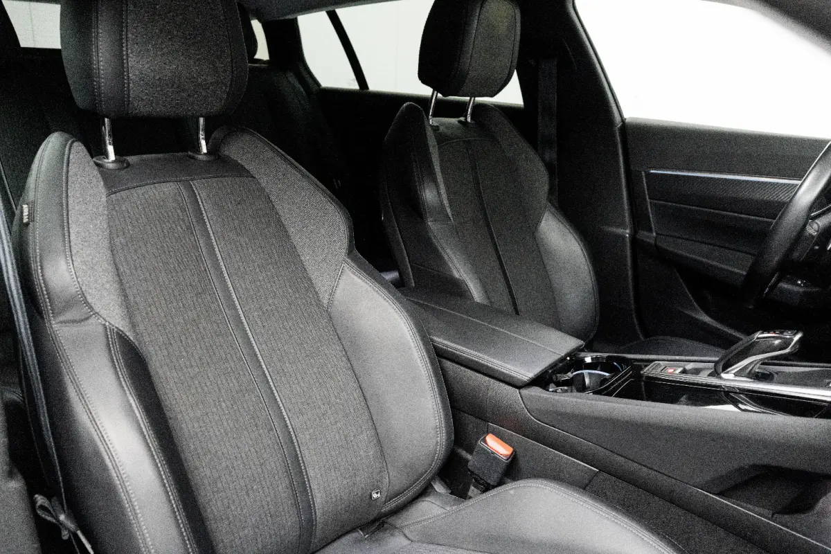 1.6 PureTech Blue Lease Allure Avantage Airco | Camera | Cruise Adaptief | DAB | Keyless | LMV 17" | LED | PDC V&A | Navi | Trekhaak