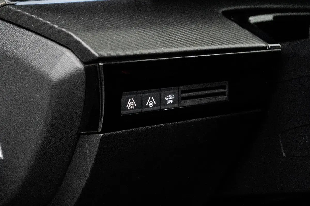 1.6 PureTech Blue Lease Allure Avantage Airco | Camera | Cruise Adaptief | DAB | Keyless | LMV 17" | LED | PDC V&A | Navi | Trekhaak