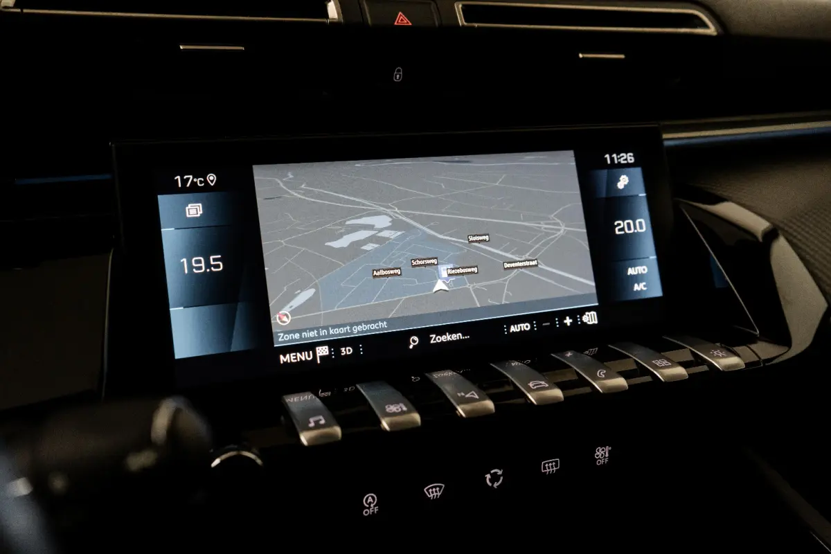 1.6 PureTech Blue Lease Allure Avantage Airco | Camera | Cruise Adaptief | DAB | Keyless | LMV 17" | LED | PDC V&A | Navi | Trekhaak