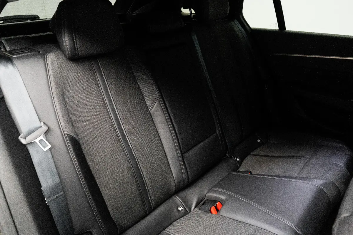 1.6 PureTech Blue Lease Allure Avantage Airco | Camera | Cruise Adaptief | DAB | Keyless | LMV 17" | LED | PDC V&A | Navi | Trekhaak