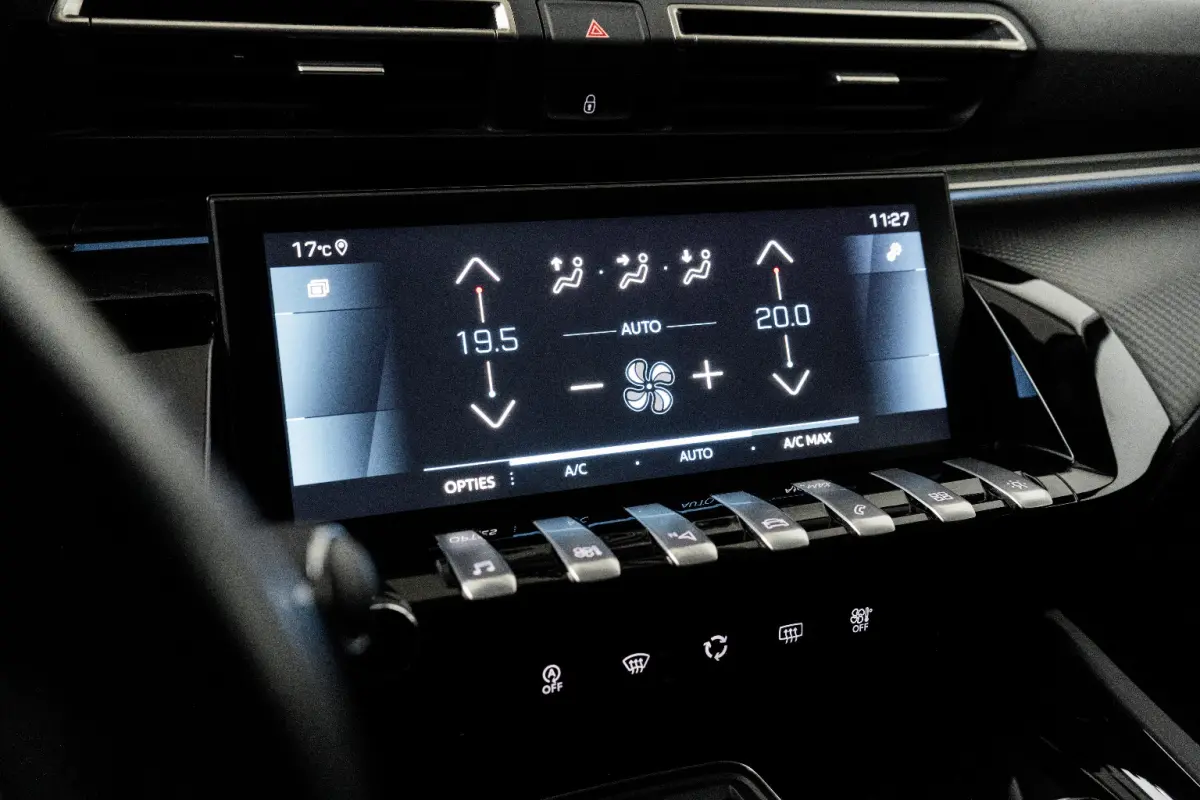 1.6 PureTech Blue Lease Allure Avantage Airco | Camera | Cruise Adaptief | DAB | Keyless | LMV 17" | LED | PDC V&A | Navi | Trekhaak