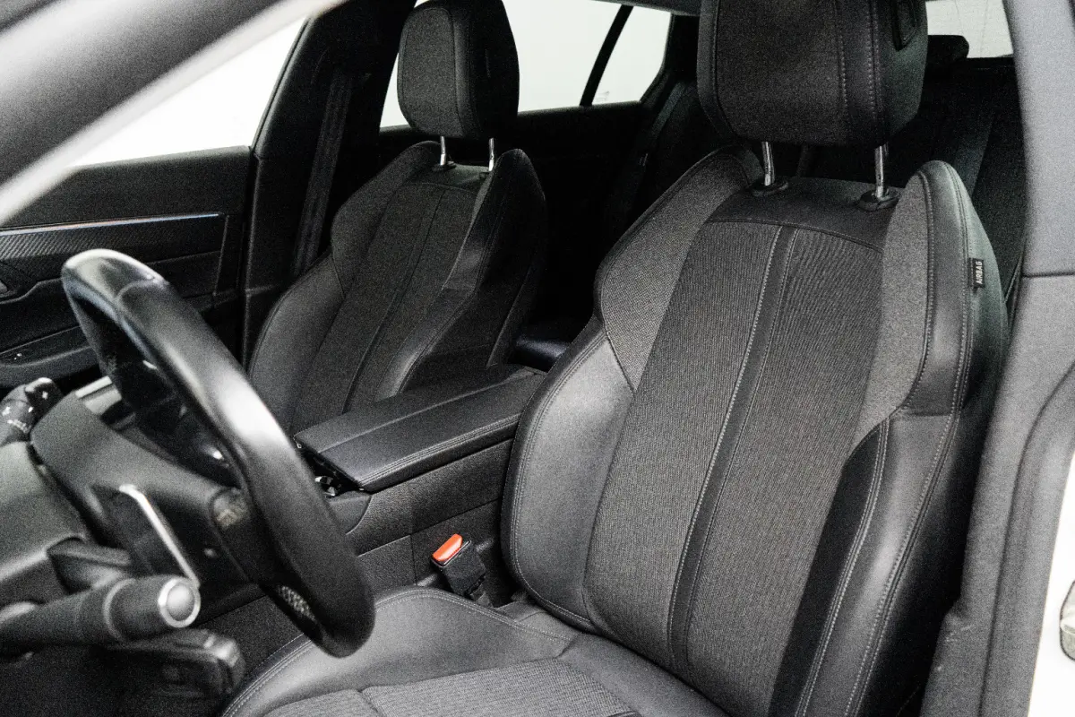 1.6 PureTech Blue Lease Allure Avantage Airco | Camera | Cruise Adaptief | DAB | Keyless | LMV 17" | LED | PDC V&A | Navi | Trekhaak