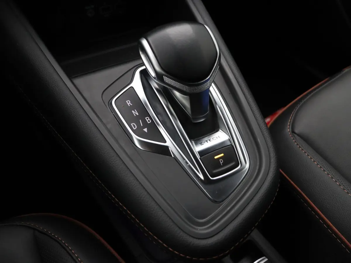 E-Tech plug-in hybrid 160pk iconic | 98% SOH | Rondomzicht camera | Stoel en stuurverwarming |  9,3" touchscreen |