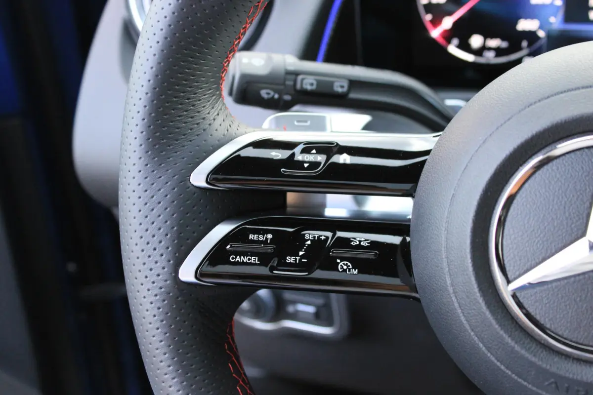 180 AMG 7 Persoons Facelift | Pano | Trekhaak | Multibeam LED | Keyless | Stoelverwarming | Spectraalblauw