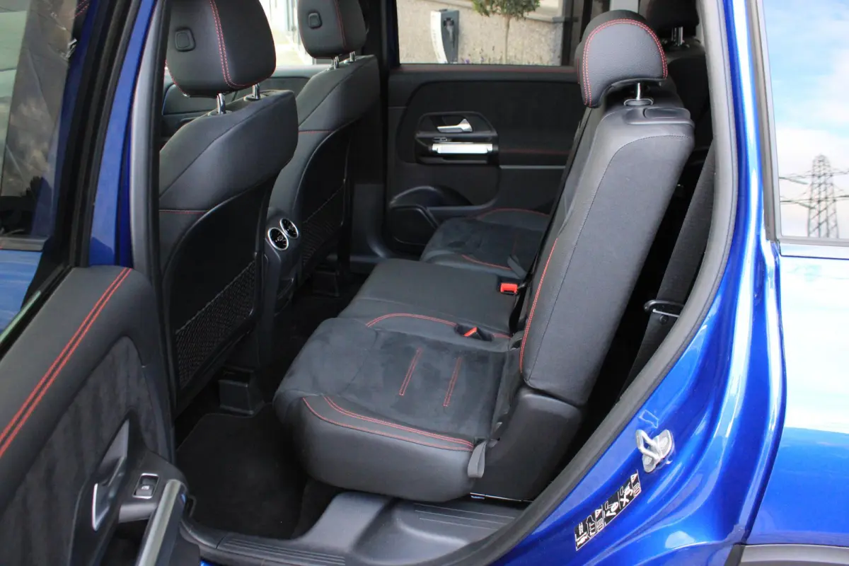 180 AMG 7 Persoons Facelift | Pano | Trekhaak | Multibeam LED | Keyless | Stoelverwarming | Spectraalblauw