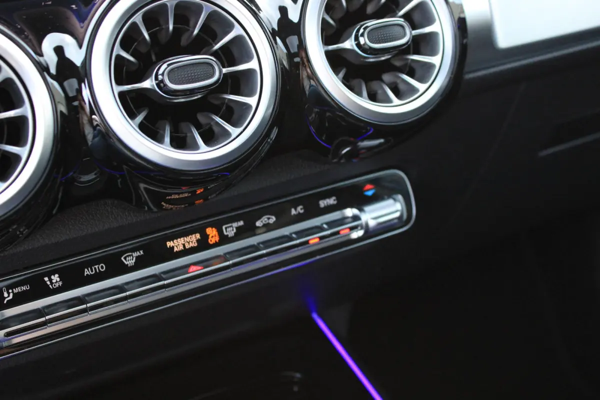 180 AMG 7 Persoons Facelift | Pano | Trekhaak | Multibeam LED | Keyless | Stoelverwarming | Spectraalblauw