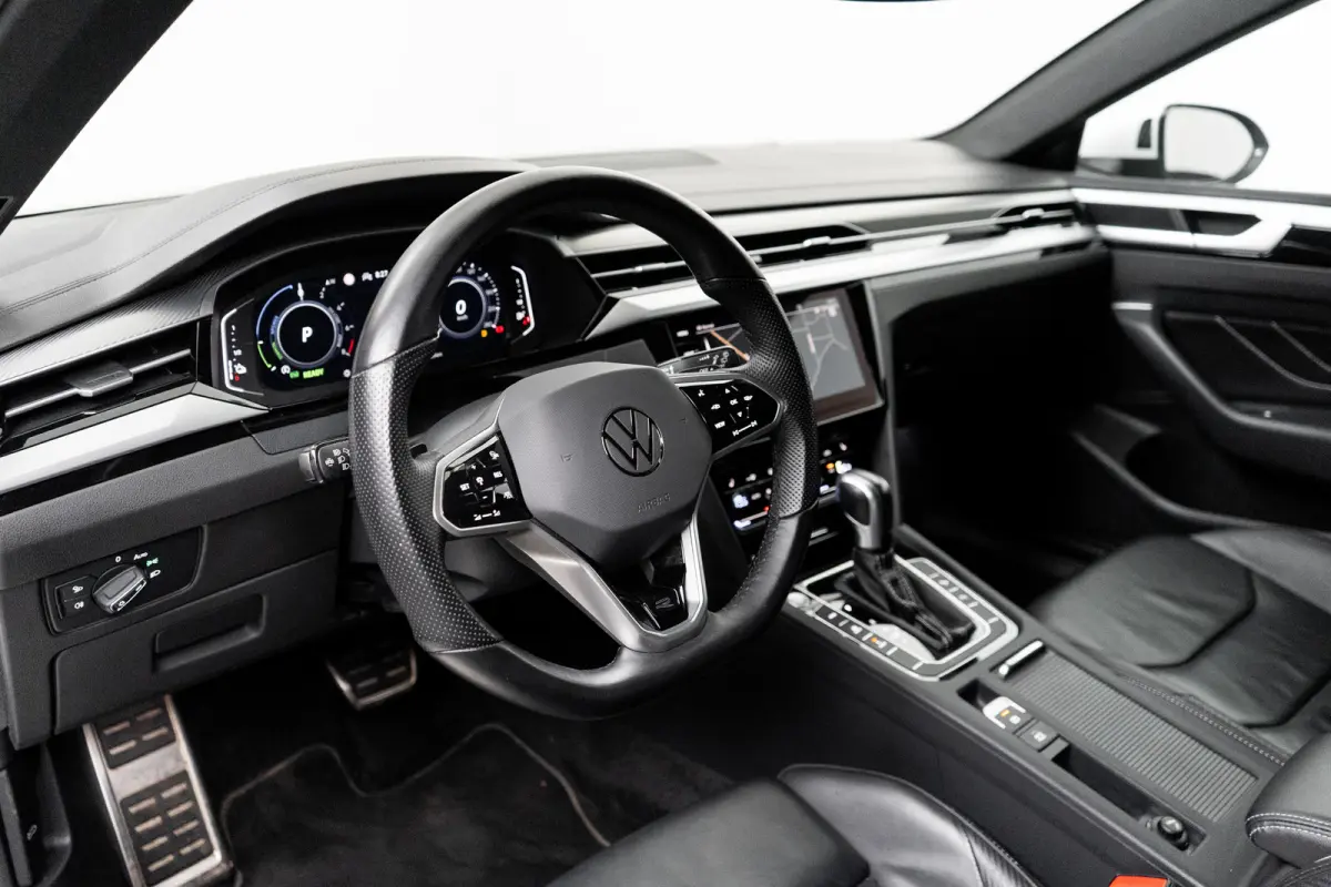 1.4 TSI eHybrid R-Line Business+ l Vol Leder int. l Elektr. Stoel incl Memory l Elektr. Trekhaak l Stoel verwarming voor en achter l Elekt. Klep l Matrix LED l