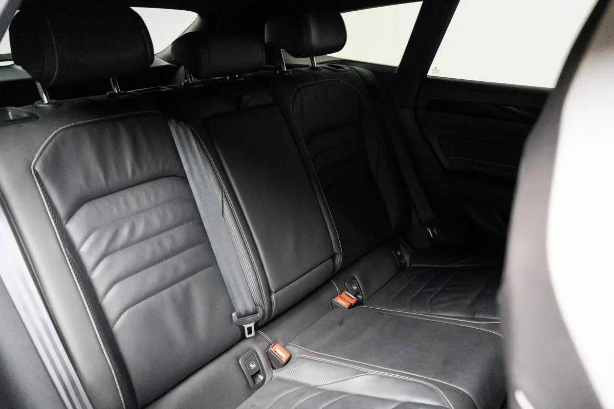 1.4 TSI eHybrid R-Line Business+ l Vol Leder int. l Elektr. Stoel incl Memory l Elektr. Trekhaak l Stoel verwarming voor en achter l Elekt. Klep l Matrix LED l
