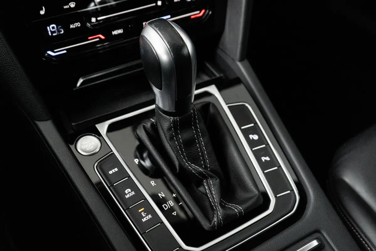 1.4 TSI eHybrid R-Line Business+ l Vol Leder int. l Elektr. Stoel incl Memory l Elektr. Trekhaak l Stoel verwarming voor en achter l Elekt. Klep l Matrix LED l