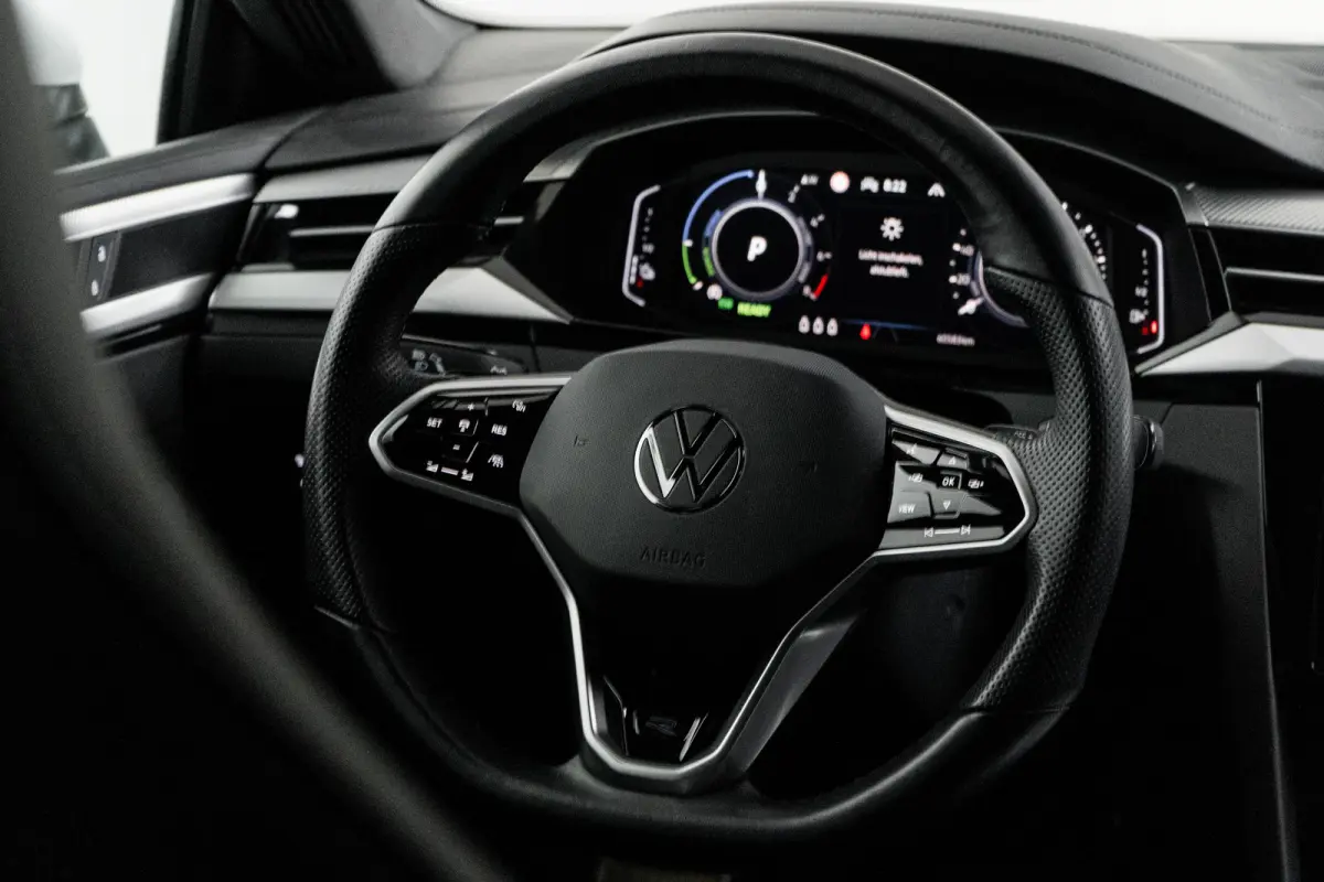 1.4 TSI eHybrid R-Line Business+ l Vol Leder int. l Elektr. Stoel incl Memory l Elektr. Trekhaak l Stoel verwarming voor en achter l Elekt. Klep l Matrix LED l