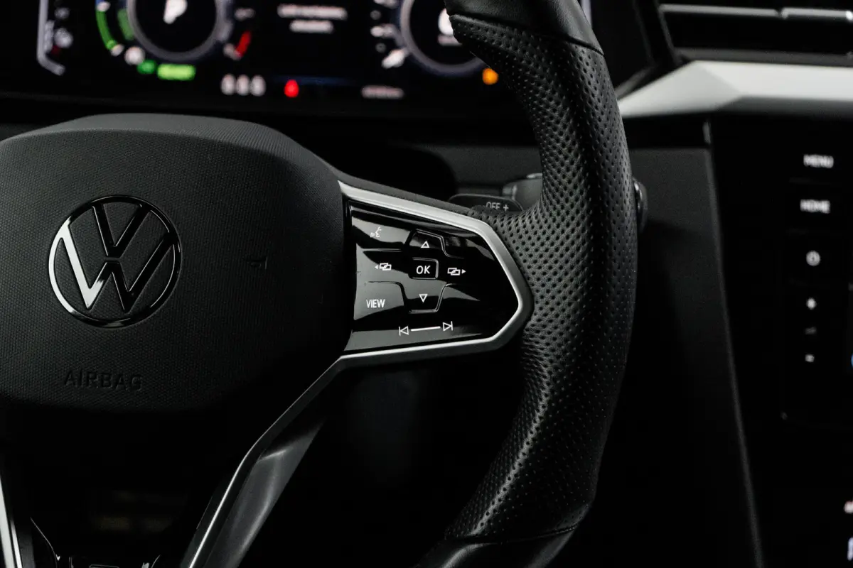 1.4 TSI eHybrid R-Line Business+ l Vol Leder int. l Elektr. Stoel incl Memory l Elektr. Trekhaak l Stoel verwarming voor en achter l Elekt. Klep l Matrix LED l