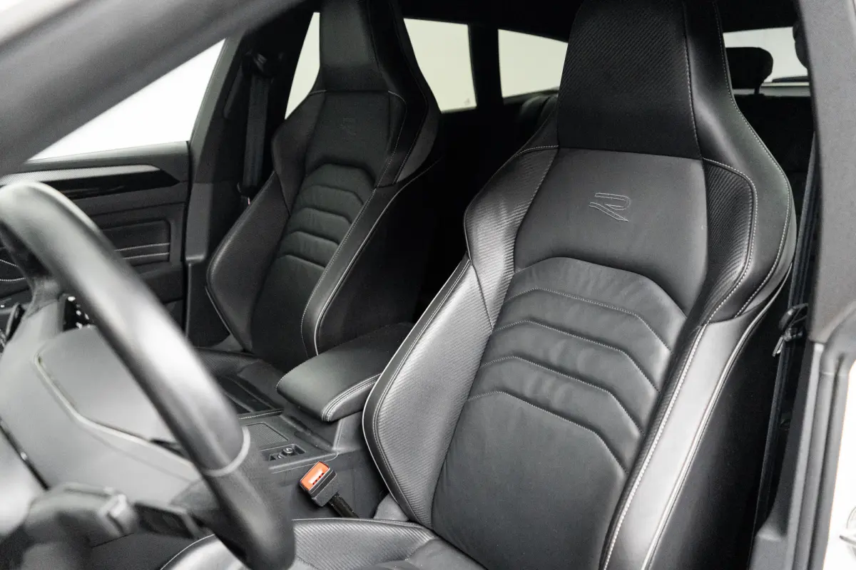 1.4 TSI eHybrid R-Line Business+ l Vol Leder int. l Elektr. Stoel incl Memory l Elektr. Trekhaak l Stoel verwarming voor en achter l Elekt. Klep l Matrix LED l