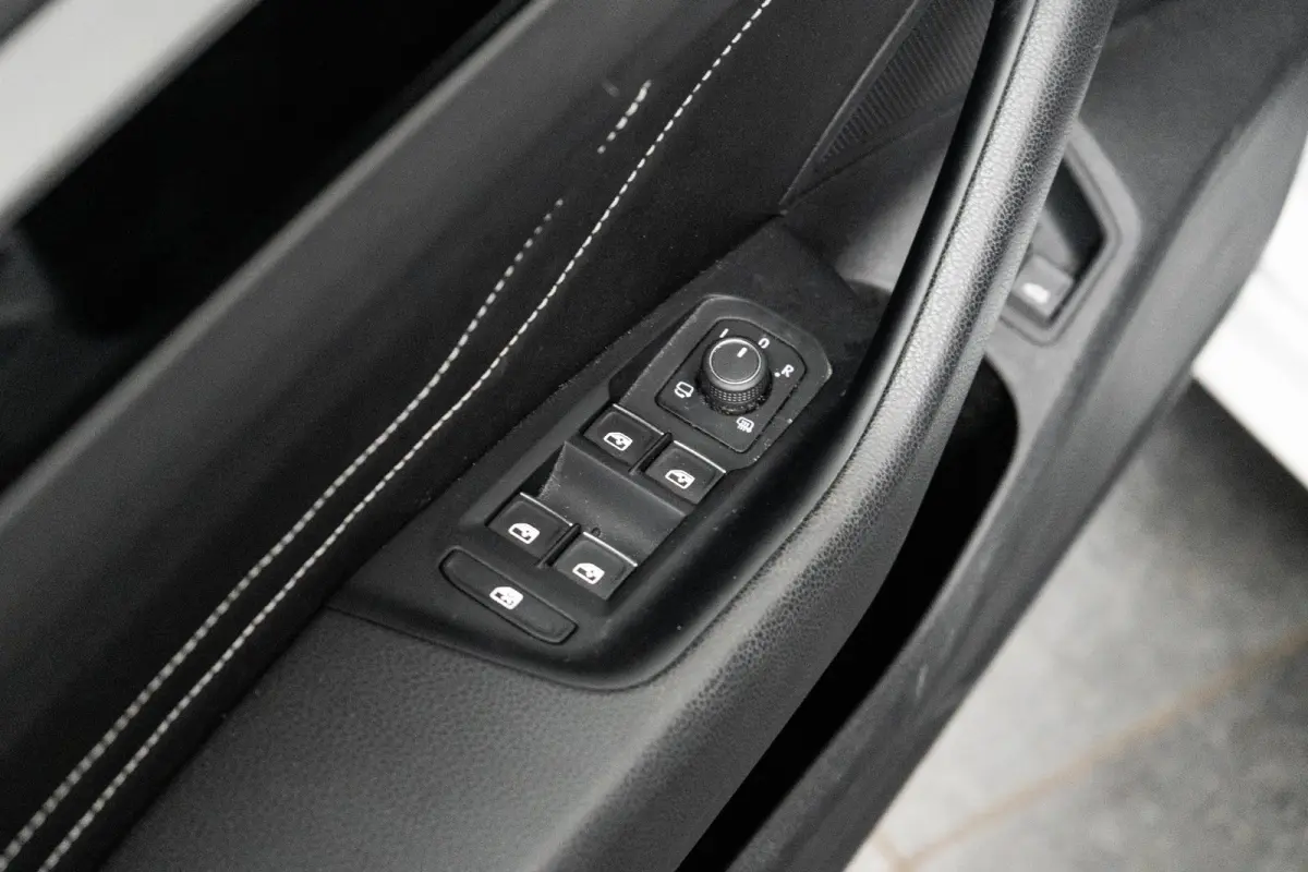 1.4 TSI eHybrid R-Line Business+ l Vol Leder int. l Elektr. Stoel incl Memory l Elektr. Trekhaak l Stoel verwarming voor en achter l Elekt. Klep l Matrix LED l