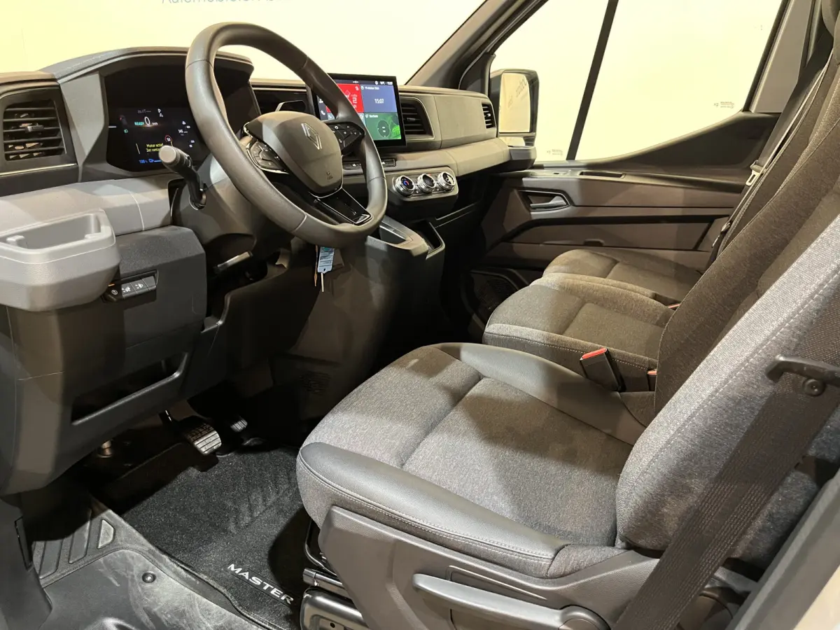 T35 L2H2 Advance long range 87 kWh / 100% elektrisch !! / SOH 99% / CCS Snelladen / Airco / Cruise Control / Camera / CarPlay / LED / 3-Zits / 3.300 KM !!