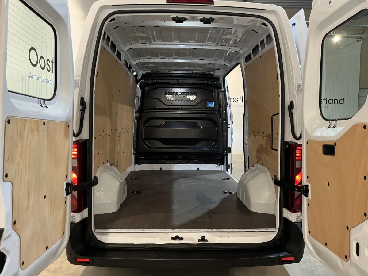 T35 L2H2 Advance long range 87 kWh / 100% elektrisch !! / SOH 99% / CCS Snelladen / Airco / Cruise Control / Camera / CarPlay / LED / 3-Zits / 3.300 KM !!