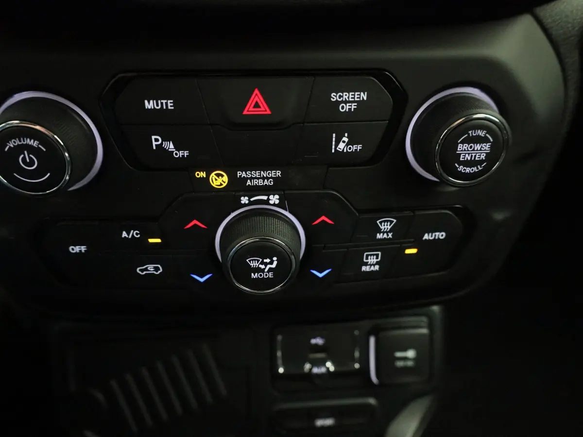 1.3 T4 150 4x2 DDCT Black Star | NAVIGATIE | CLIMATE CONTROL | PARKEERSENSOREN | KEYLESS |
