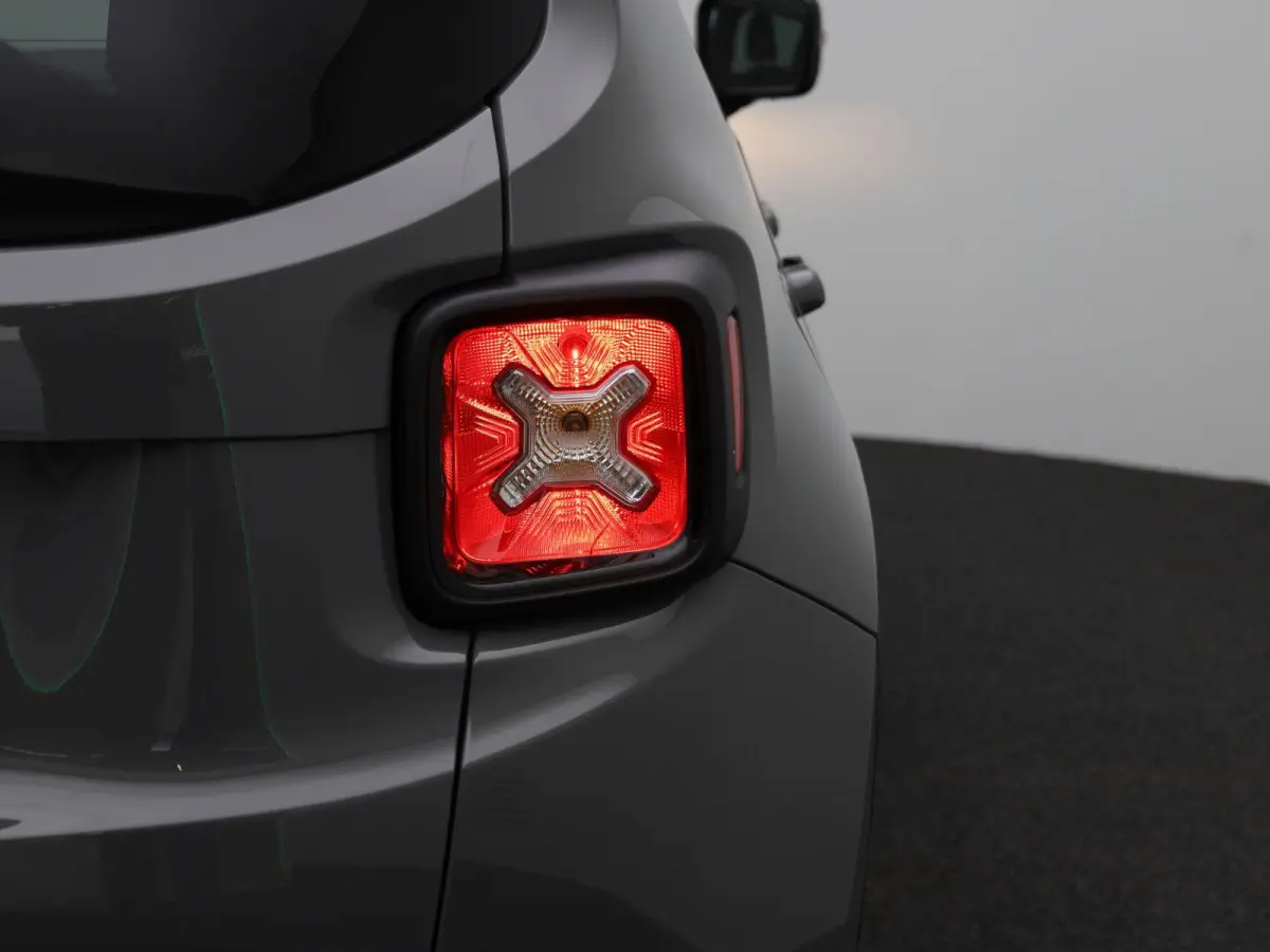 1.3 T4 150 4x2 DDCT Black Star | NAVIGATIE | CLIMATE CONTROL | PARKEERSENSOREN | KEYLESS |