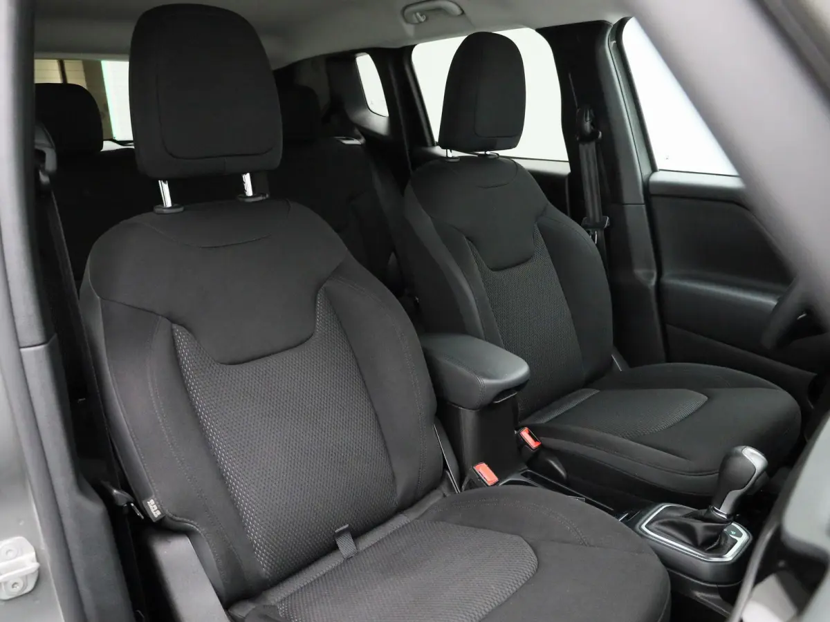 1.3 T4 150 4x2 DDCT Black Star | NAVIGATIE | CLIMATE CONTROL | PARKEERSENSOREN | KEYLESS |