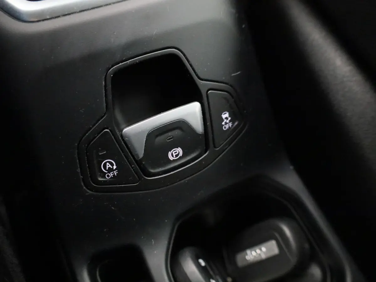 1.3 T4 150 4x2 DDCT Black Star | NAVIGATIE | CLIMATE CONTROL | PARKEERSENSOREN | KEYLESS |