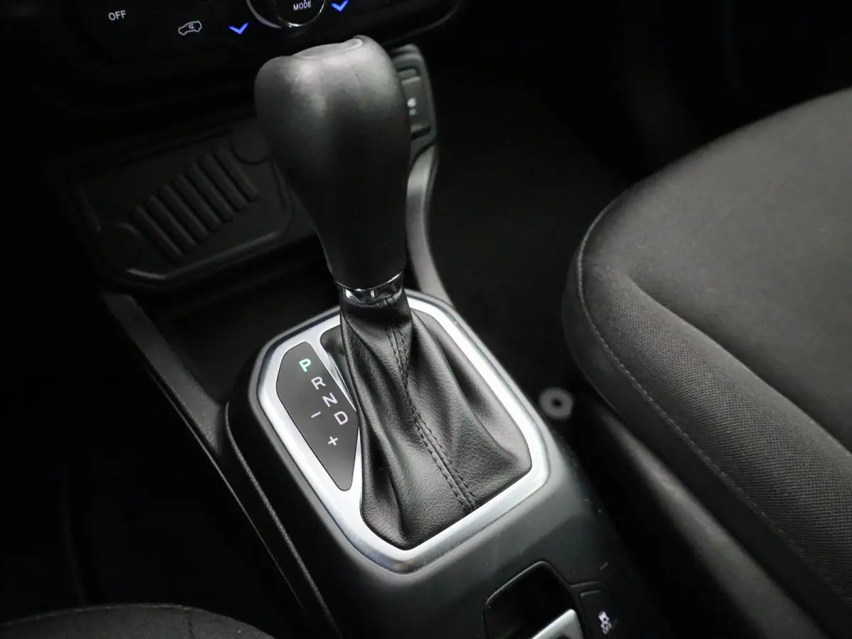 1.3 T4 150 4x2 DDCT Black Star | NAVIGATIE | CLIMATE CONTROL | PARKEERSENSOREN | KEYLESS |