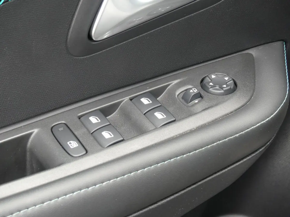 1.2 ALLURE 100PK I-COCKPIT TREKHAAK/CLIMATE/KEYLESS/CRUISE