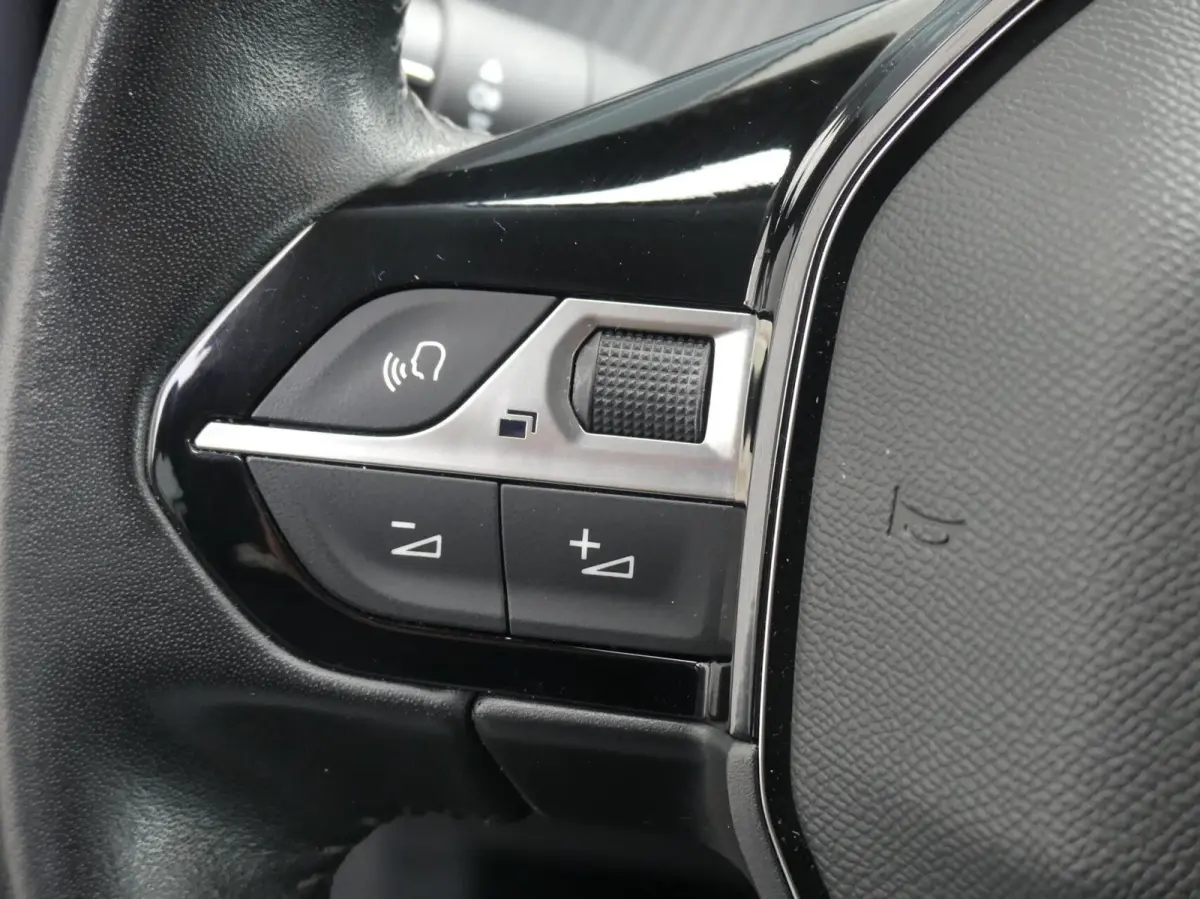 1.2 ALLURE 100PK I-COCKPIT TREKHAAK/CLIMATE/KEYLESS/CRUISE