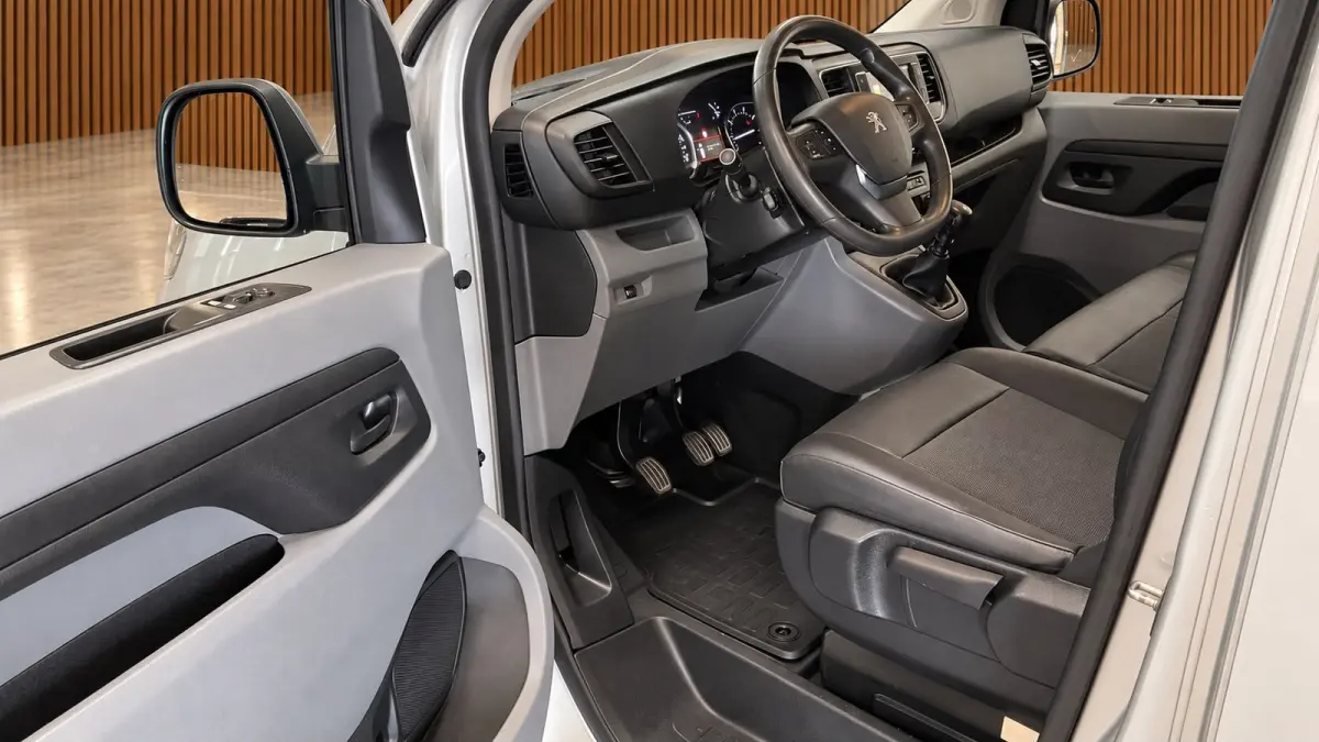 2.0 BlueHDI 150 PK Long Premium | L3H1 | Navigatie | Camera | CarPlay | Lederen bekleding | 3-Zitter | Cruise control | Airco | Nieuwe APK