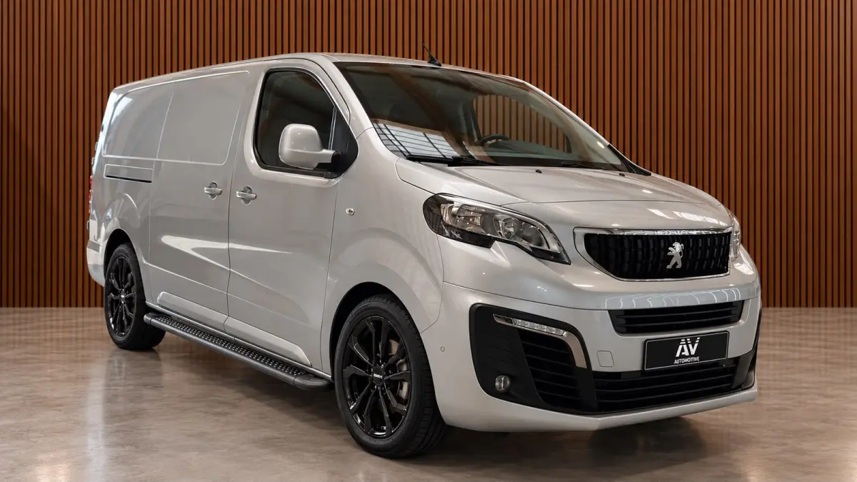 2.0 BlueHDI 150 PK Long Premium | L3H1 | Navigatie | Camera | CarPlay | Lederen bekleding | 3-Zitter | Cruise control | Airco | Nieuwe APK