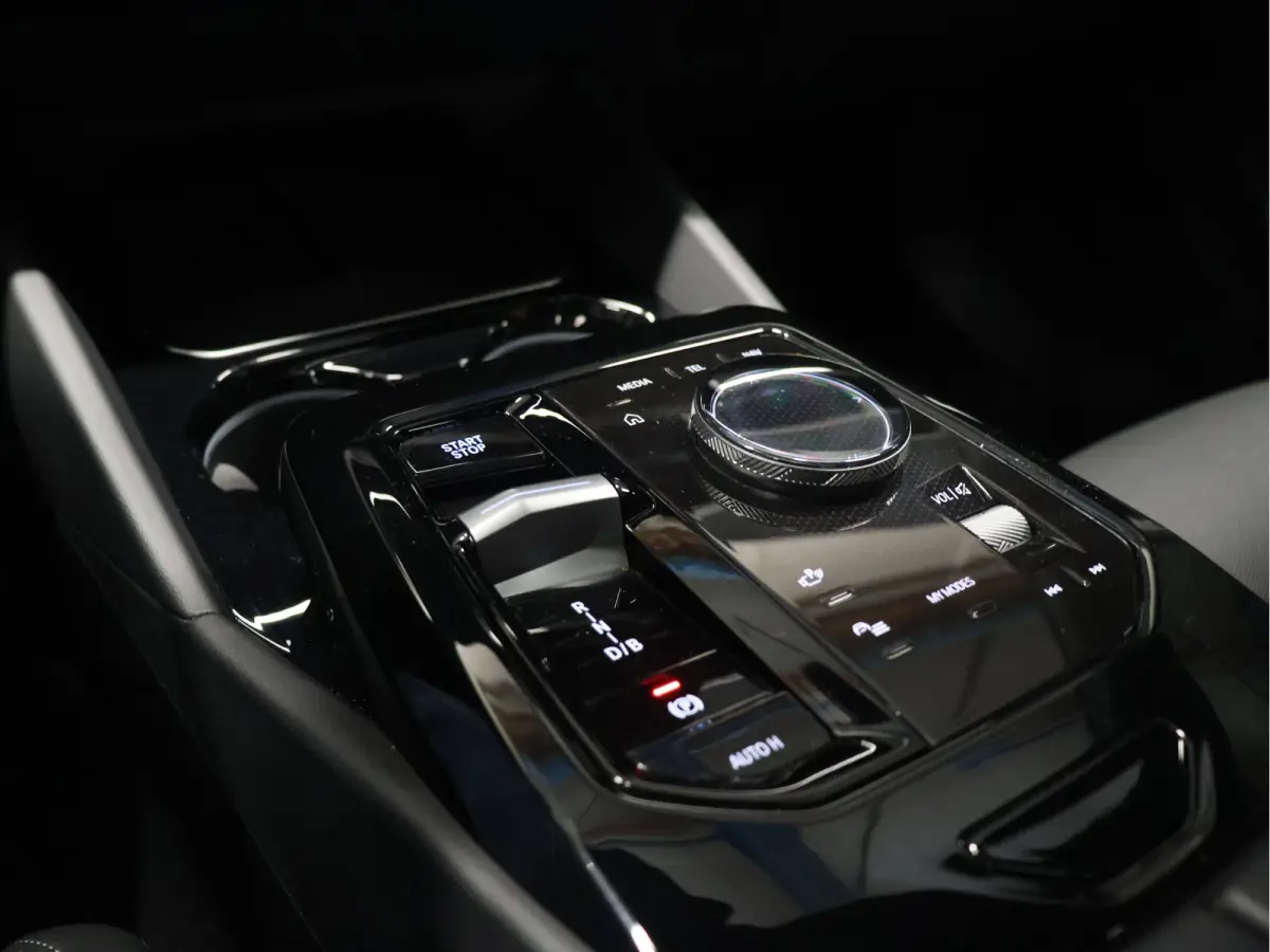 M60 xDrive 84 kWh M Sport Pro [PANORAMADAK, CARBON EXTERIEURPAKKET, M SPORT PAKKET, TREKHAAK, APPLE CARPLAY, ANDROID, BOWERS & WILKINS, CRUISE CONTROL, SFEERVERLICHTING, 360 CAMERA V+A, STOE