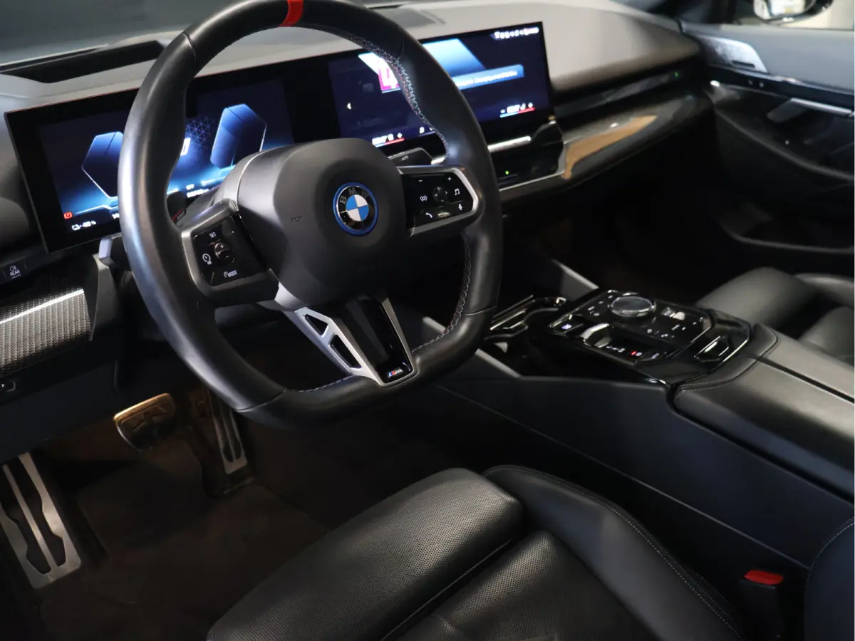 M60 xDrive 84 kWh M Sport Pro [PANORAMADAK, CARBON EXTERIEURPAKKET, M SPORT PAKKET, TREKHAAK, APPLE CARPLAY, ANDROID, BOWERS & WILKINS, CRUISE CONTROL, SFEERVERLICHTING, 360 CAMERA V+A, STOE