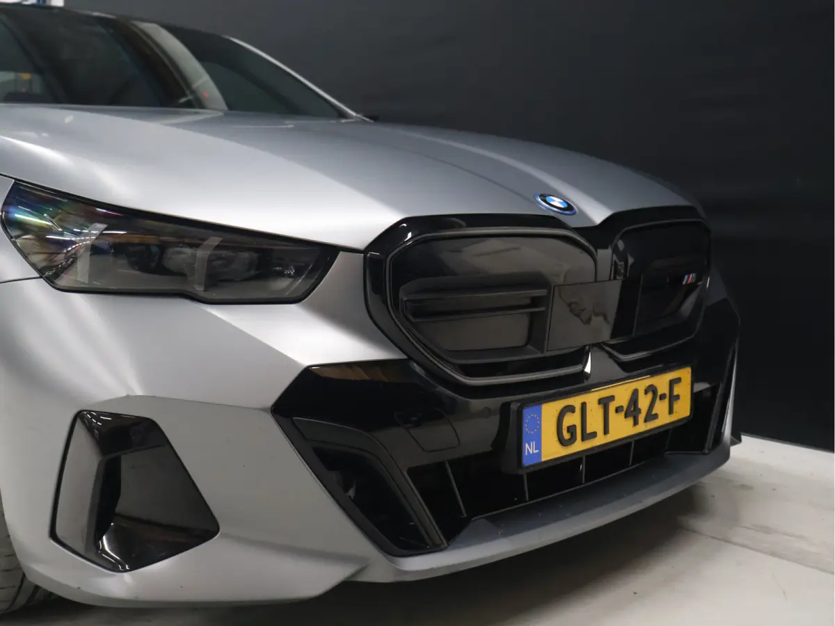 M60 xDrive 84 kWh M Sport Pro [PANORAMADAK, CARBON EXTERIEURPAKKET, M SPORT PAKKET, TREKHAAK, APPLE CARPLAY, ANDROID, BOWERS & WILKINS, CRUISE CONTROL, SFEERVERLICHTING, 360 CAMERA V+A, STOE