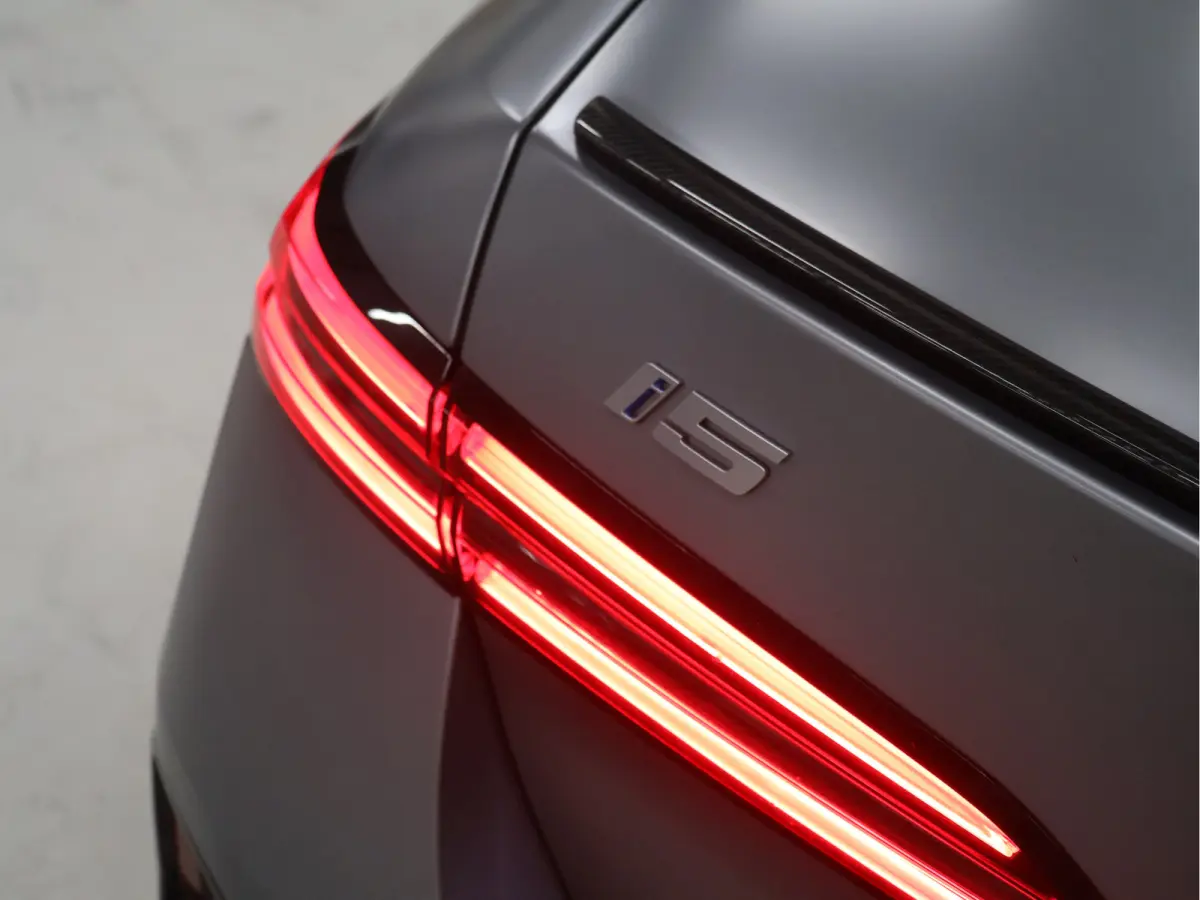 M60 xDrive 84 kWh M Sport Pro [PANORAMADAK, CARBON EXTERIEURPAKKET, M SPORT PAKKET, TREKHAAK, APPLE CARPLAY, ANDROID, BOWERS & WILKINS, CRUISE CONTROL, SFEERVERLICHTING, 360 CAMERA V+A, STOE
