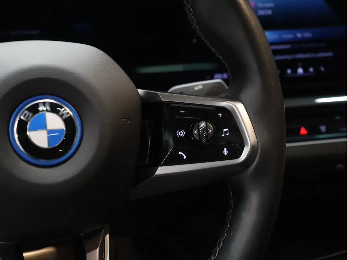 M60 xDrive 84 kWh M Sport Pro [PANORAMADAK, CARBON EXTERIEURPAKKET, M SPORT PAKKET, TREKHAAK, APPLE CARPLAY, ANDROID, BOWERS & WILKINS, CRUISE CONTROL, SFEERVERLICHTING, 360 CAMERA V+A, STOE