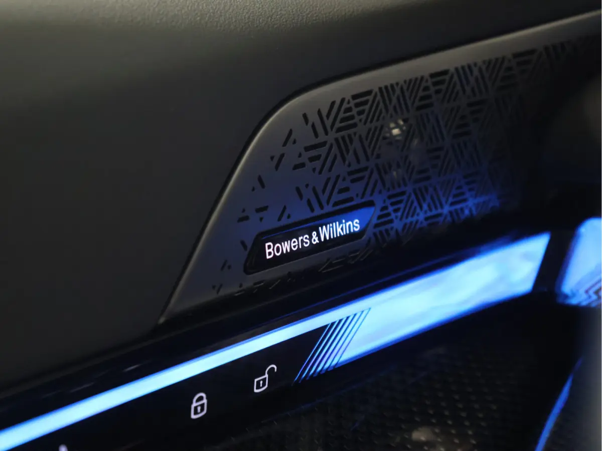 M60 xDrive 84 kWh M Sport Pro [PANORAMADAK, CARBON EXTERIEURPAKKET, M SPORT PAKKET, TREKHAAK, APPLE CARPLAY, ANDROID, BOWERS & WILKINS, CRUISE CONTROL, SFEERVERLICHTING, 360 CAMERA V+A, STOE