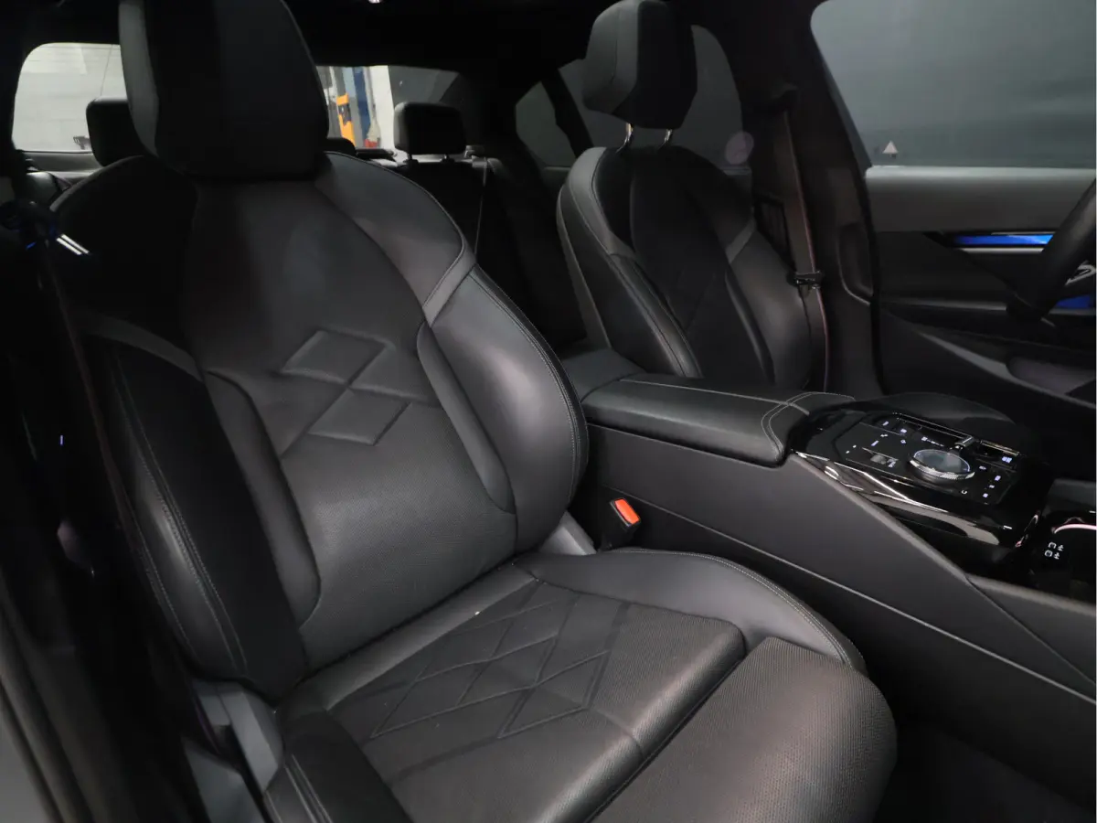 M60 xDrive 84 kWh M Sport Pro [PANORAMADAK, CARBON EXTERIEURPAKKET, M SPORT PAKKET, TREKHAAK, APPLE CARPLAY, ANDROID, BOWERS & WILKINS, CRUISE CONTROL, SFEERVERLICHTING, 360 CAMERA V+A, STOE