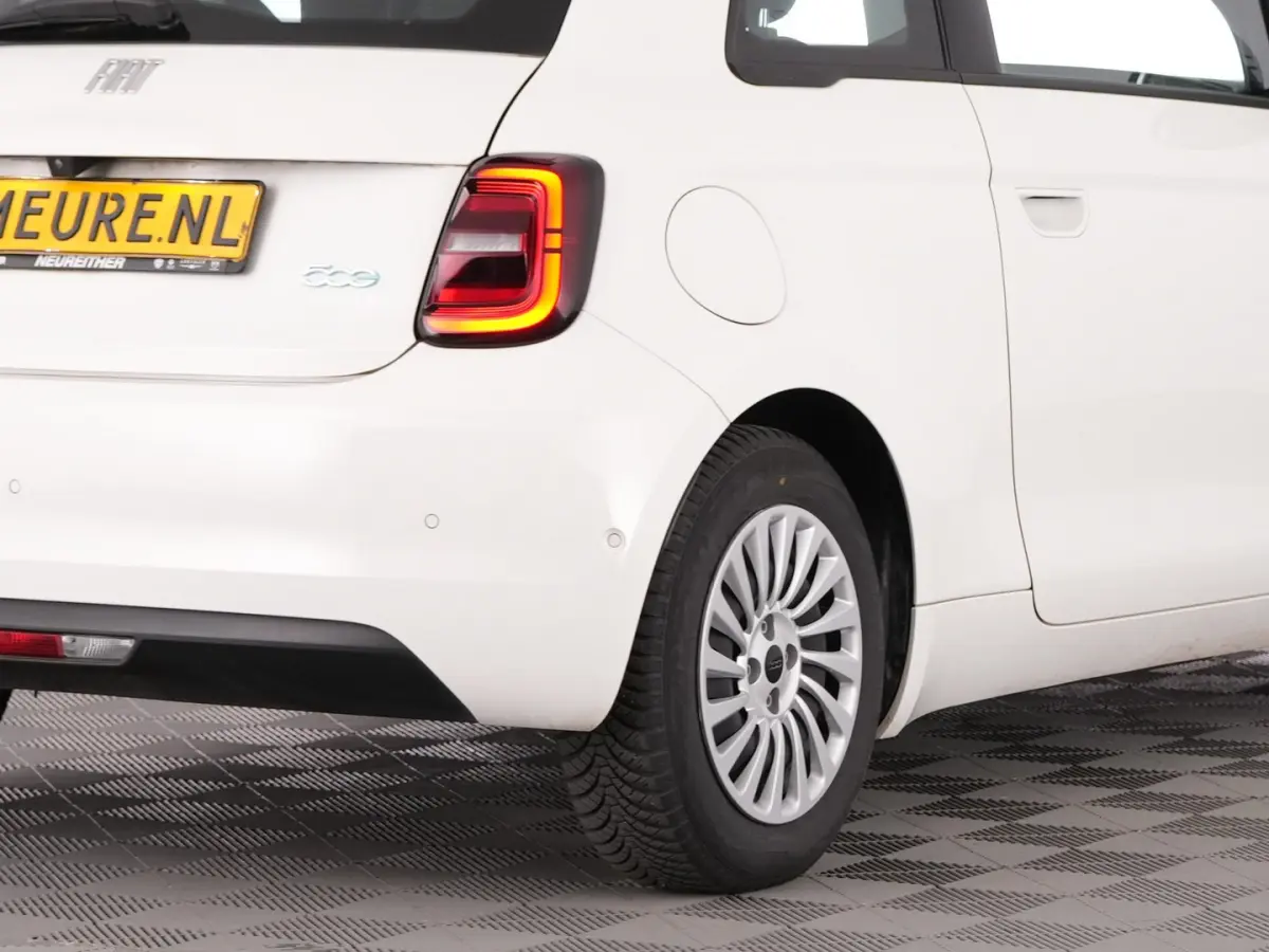 Urban Plus 24 kWh | CAMERA | CARPLAY | Stoelverwarming | PDC | NAVI | SOH: 94,5% | !