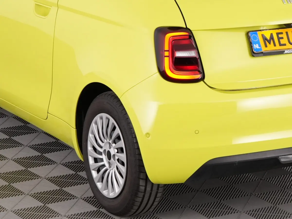 Urban Plus 24 kWh | CAMERA | CARPLAY | Stoelverwarming | PDC | NAVI | SOH: 92,2% | !